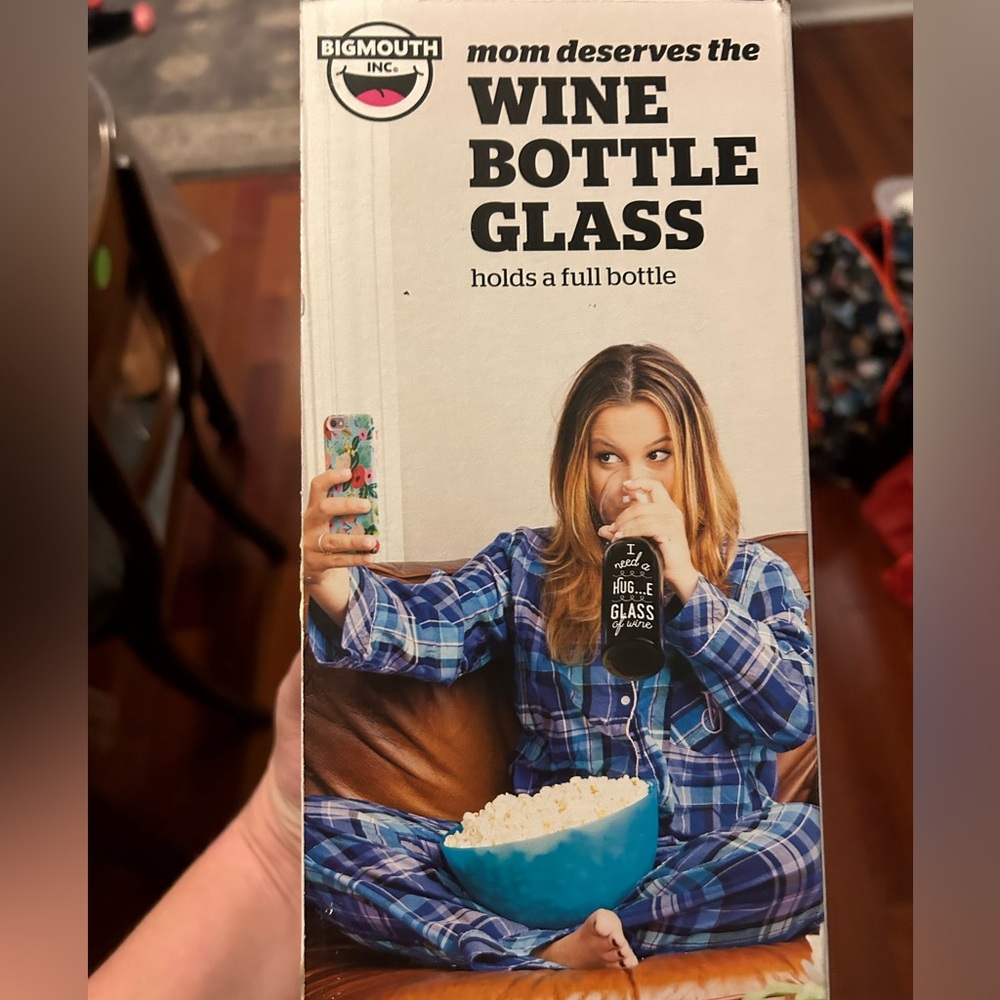 BNWT Photoshoot wine glass - Wedding anniversary gift comedic gift wine glass